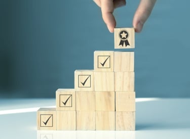 Bygger med klossar för att visualisera de olika stegen för certifiering.