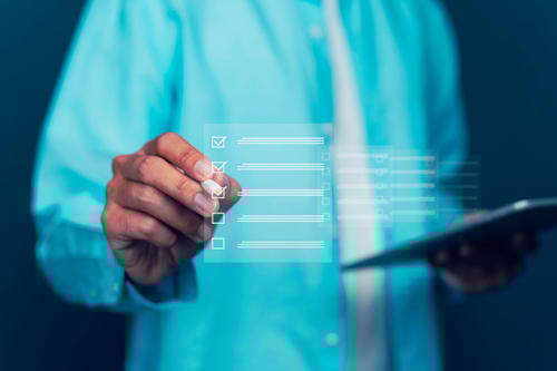 En man checkar av punkter som behöver göras (fiktivt i luften).