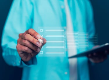 En man checkar av punkter som behöver göras (fiktivt i luften).