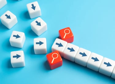 Illustration för att visa processen med att samla olika slags information för att skapa ordning.