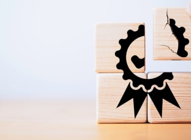 Bild visar ett block med en spricka. Alla delar måste vara stämma för att bli certifierad.