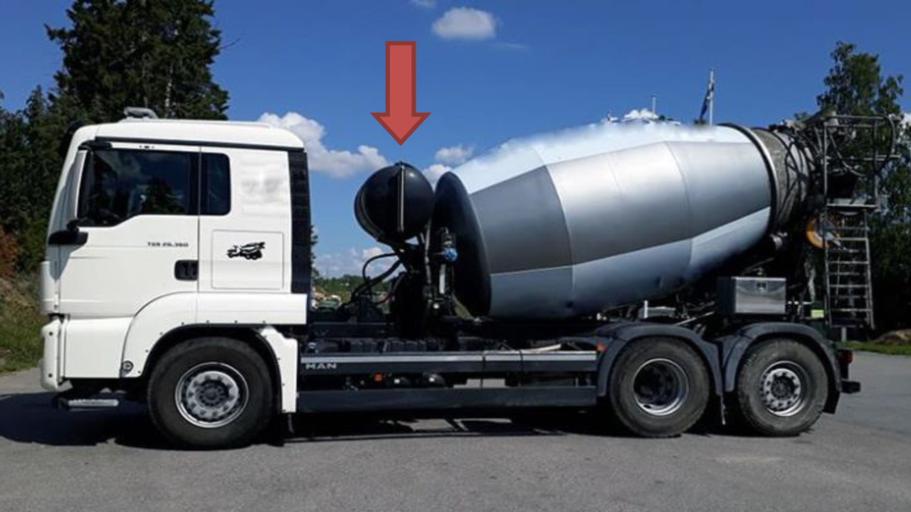 Betongbil med vattentank, pil pekar mot tankens placering.