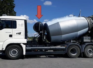 Betongbil med vattentank, pil pekar mot tankens placering.