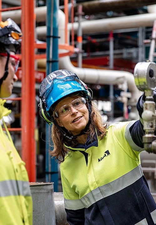 Besiktningsingenjörer kontrollelar rör och tryckkärl i en industrianläggning.