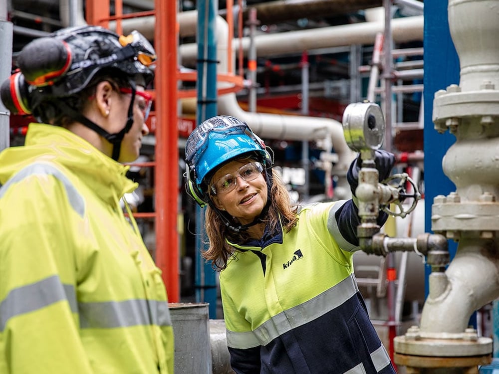 Besiktningsingenjörer kontrollelar rör och tryckkärl i en industrianläggning.