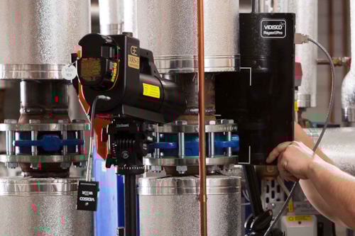 Inspektör från Kiwa arbetar med digital röntgenutrustning.