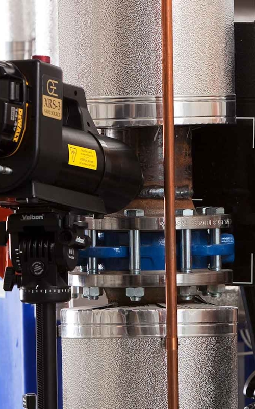 Inspektör från Kiwa arbetar med digital röntgenutrustning.