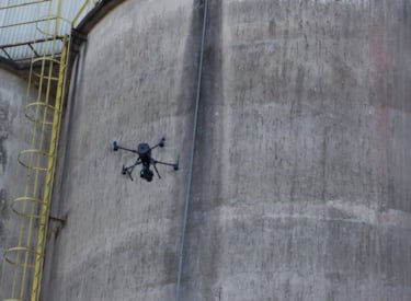 Droon lendamas mahuti juures teostamas digitaalset analüüsi