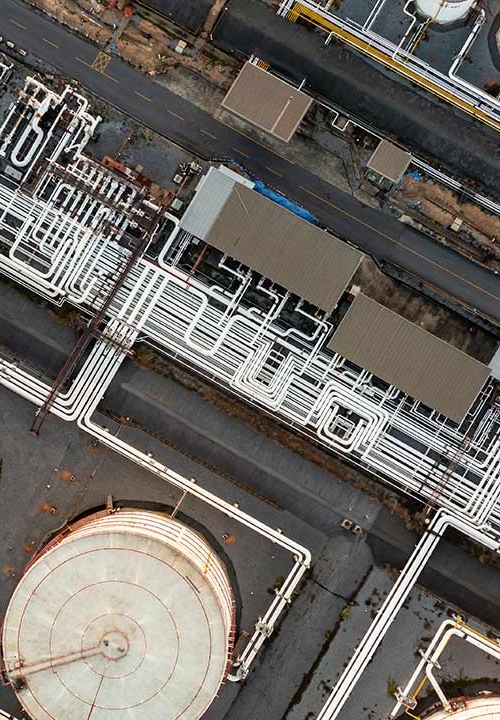 Cisterner och rörsystem på ett oljeraffinaderi, fotograferat från ovan.