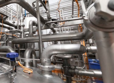 Industriutrustning, kablar, tryckkärl och rörledningar.