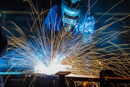 Svetsare utför svetsjobb.