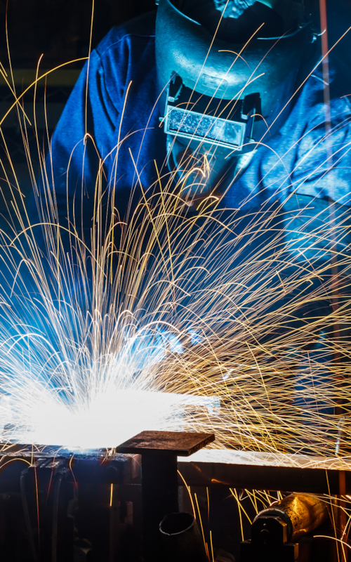 Svetsare utför svetsjobb.