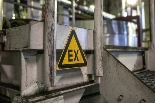 ATEX-skylt i en industrimiljö.