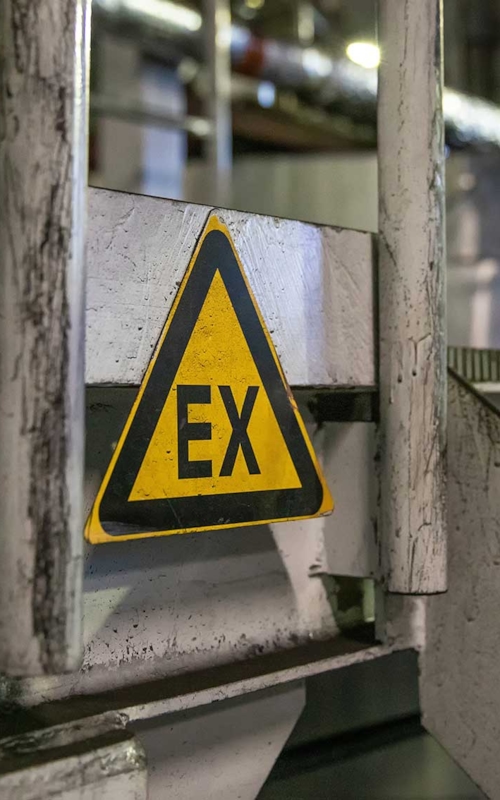 ATEX-skylt i en industrimiljö.
