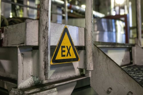 ATEX-skylt i en industrimiljö.