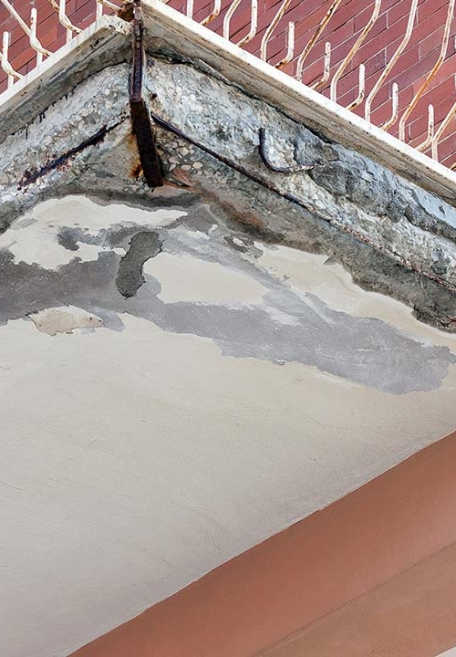 Spjälkningar av betongkanter medför risk för personer som vistas på de underliggande lägenheternas balkonger.