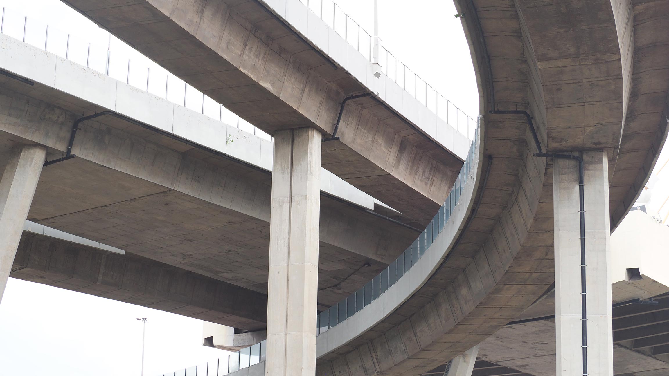 Flera betongviadukter som går under och över varandra.