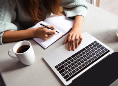 Man har videosamtal över datorn.